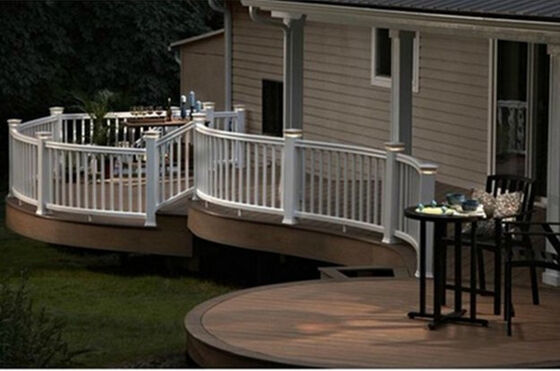 8 Fuß hoher WPC-Zaun mit Verwindungsschutz für die Grenze des Schulgeländes