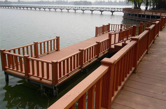 8 Fuß hoher WPC-Zaun mit Verwindungsschutz für die Grenze des Schulgeländes