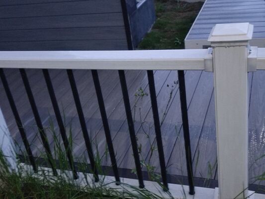 Ökologisch recycelter WPC-Zaun gegen Termiten für die Grundstücksgrenze