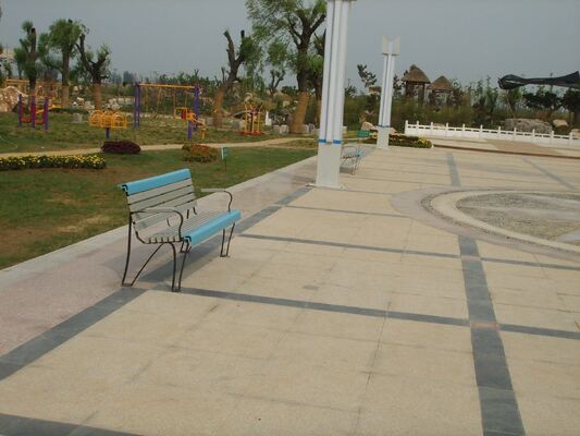 Outdoor-Park vor dem öffentlichen Garten, Terrasse, WPC-Holzlatten, rückenfreie Sitzbank